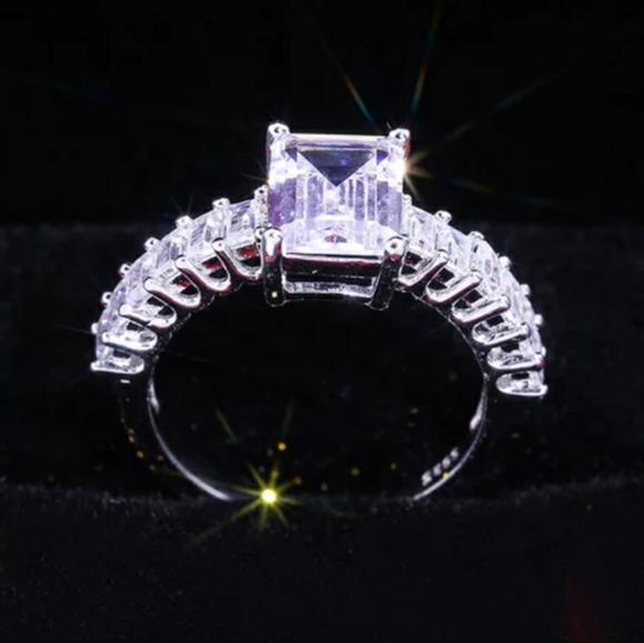 New Silver Zircon Ring - Picture 3 of 6